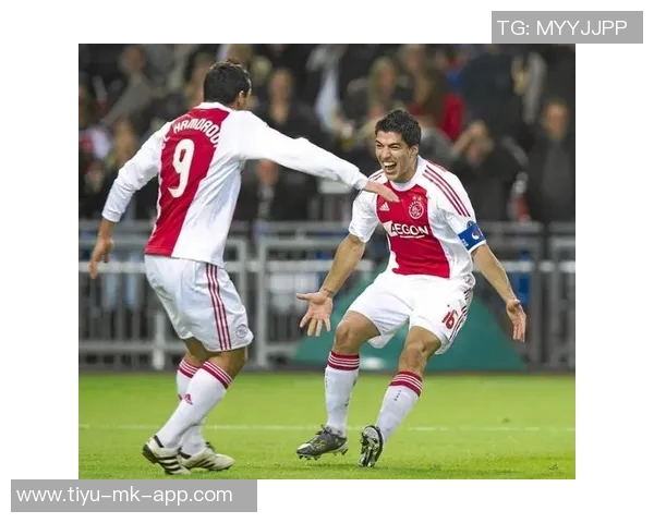 苏亚雷斯遭对方球员侵犯倒地牙哥愤怒指责裁判失职