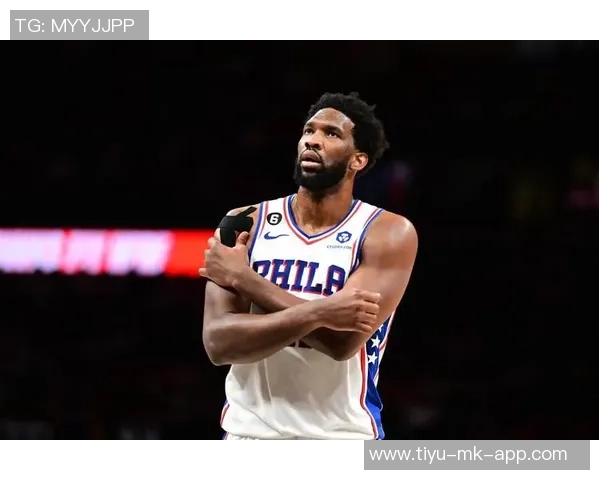 恩比德半场表现平平12投4中仅得13分9篮板2盖帽球队进攻效率堪忧